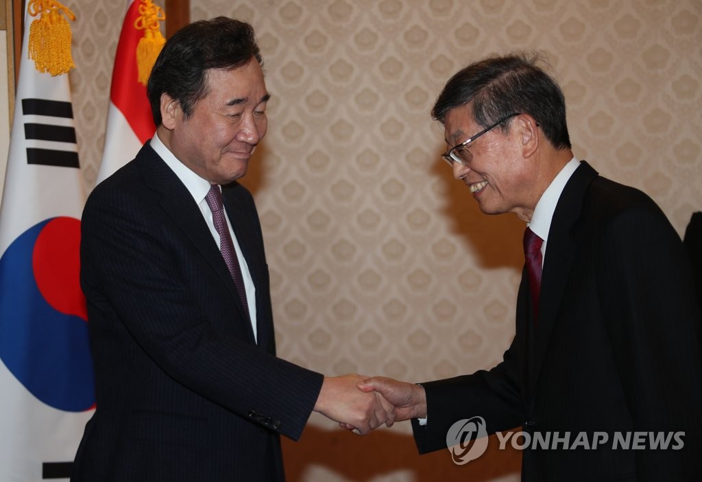 김황식 전 총리와 악수하는 이낙연 총리