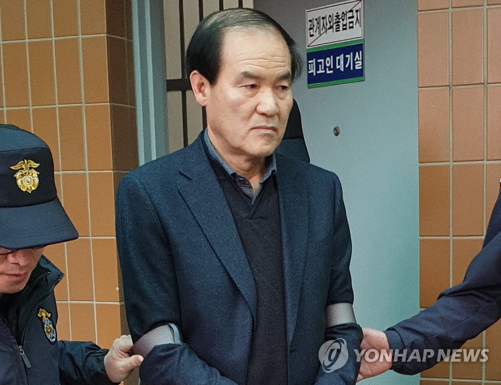 호송차로 향하는 이항로 진안군수