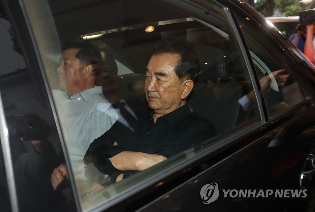호텔 나서는 김창선·김철규