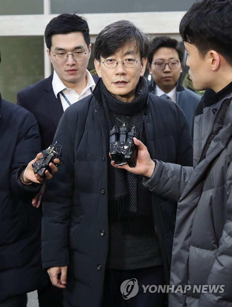 19시간 조사받고 귀가하는 손석희