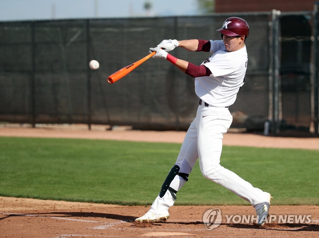 Lee Jung-hoo of the Kiwoom Heroes takes a swing during a spring training intrasquad game at Peoria Sports Complex in Peoria, Arizona, on Feb. 17, 2019. (Yonhap)