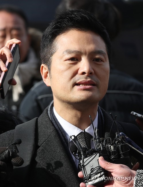 질문에 답하는 김태우 전 수사관