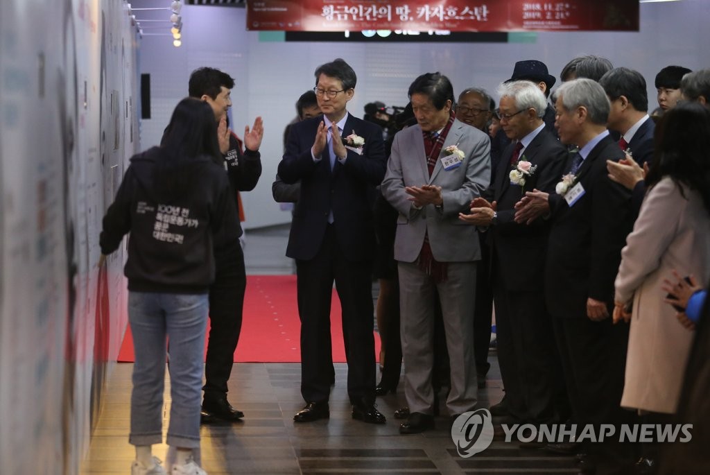 막힘 없는 전시 해설에 쏟아지는 박수