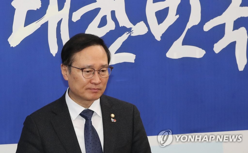 정책조정회의 참석하는 홍영표