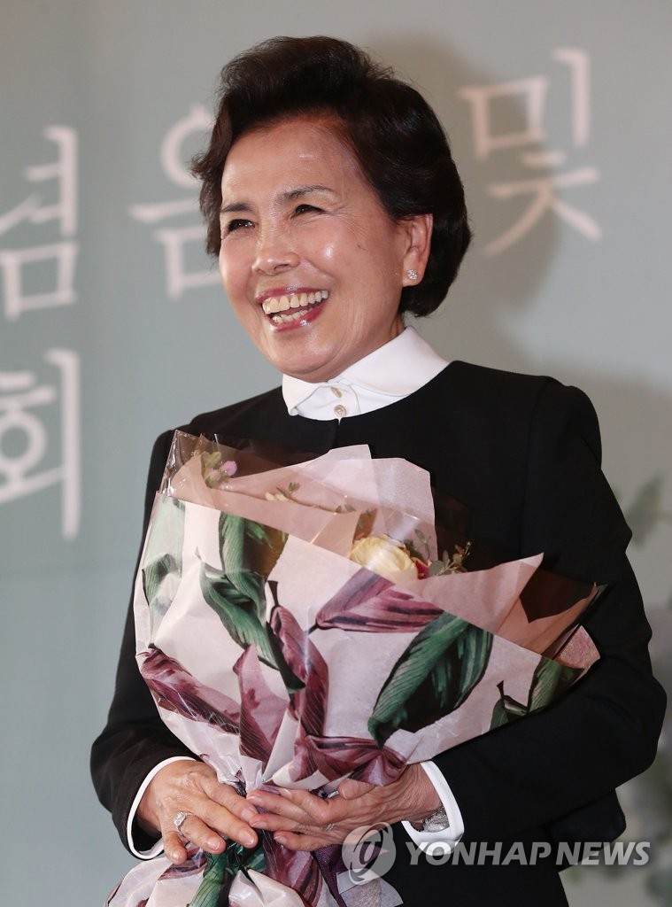 '데뷔 60주년' 꽃다발 받고 기뻐하는 이미자