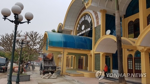 보수공사 중인 베트남 동당역