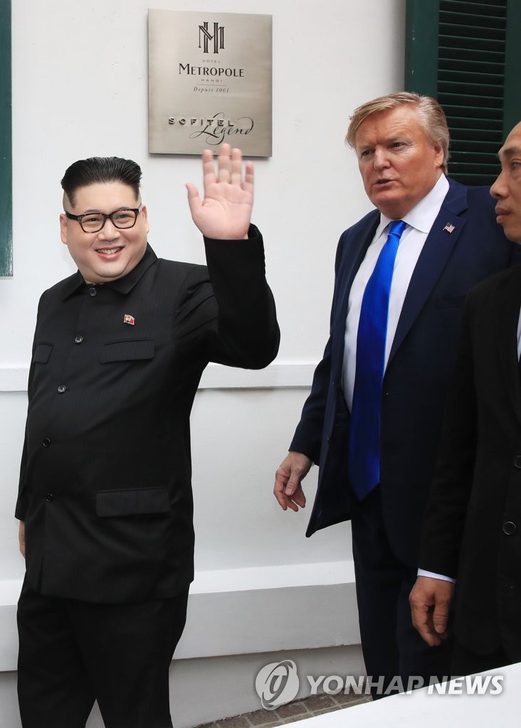 호텔 나서는 '가짜' 김정은과 트럼프