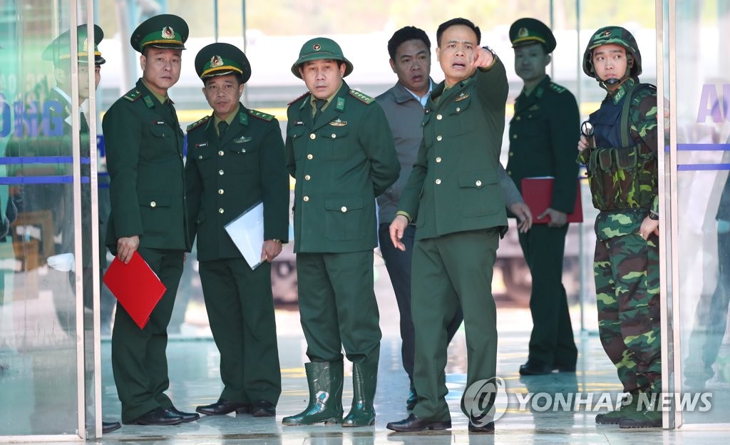 취재진 접근 막는 베트남 군