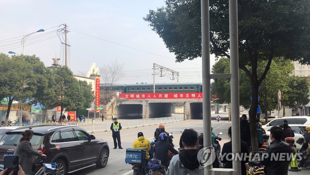 中창사역으로 들어가는 北특별열차