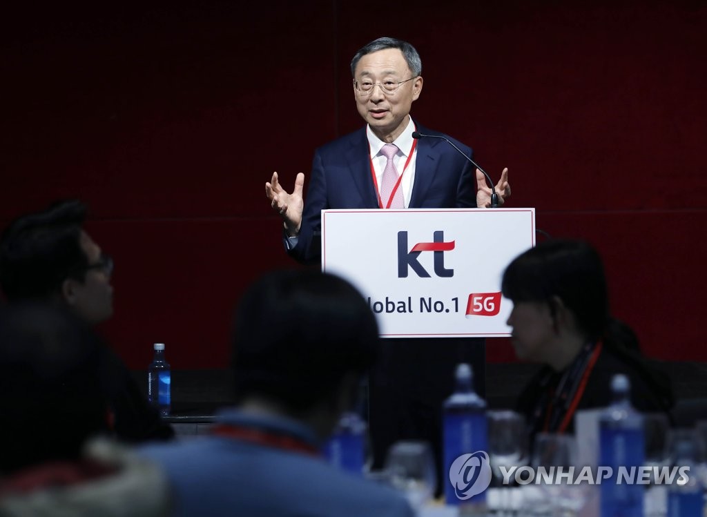 MWC19 기자간담회에서 답변하는 황창규