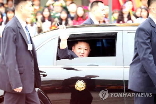 환영객에게 손 흔드는 김정은 위원장