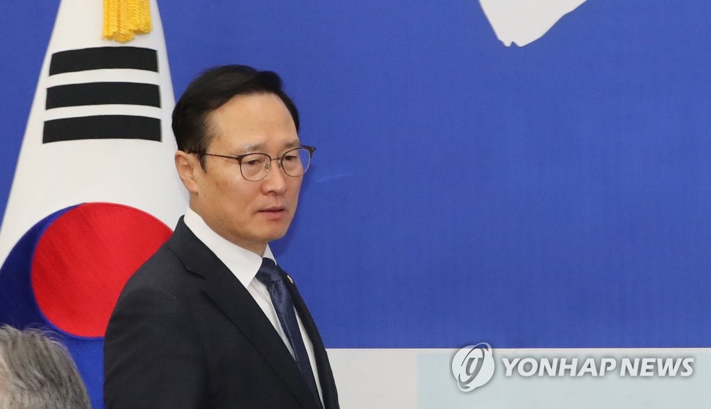 정책조정회의 참석하는 홍영표