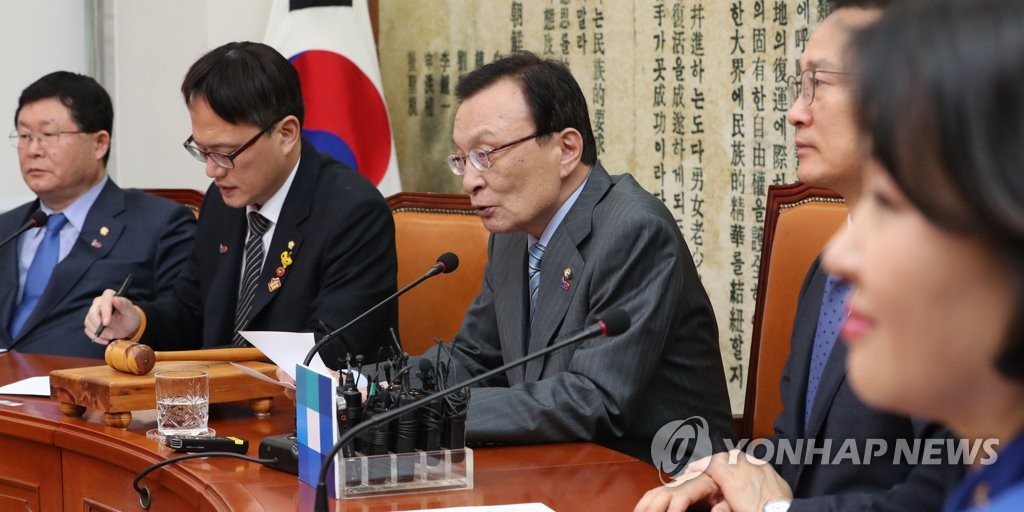 최고위원회의에서 발언하는 이해찬