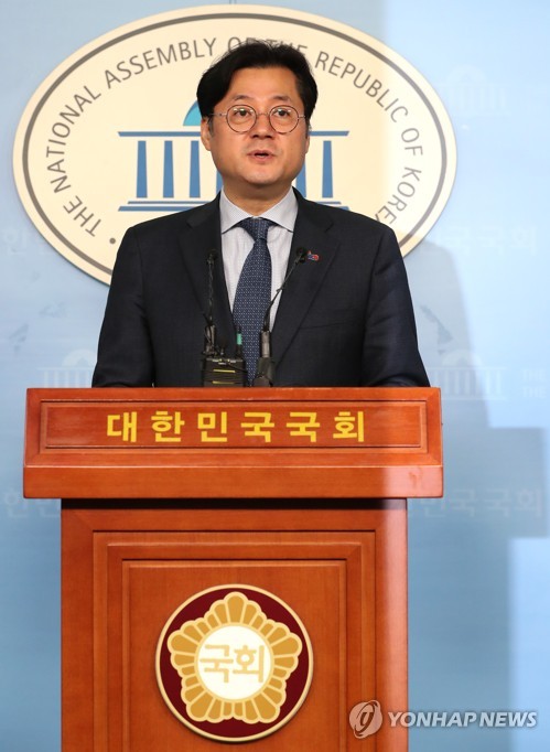 브리핑 하는 홍익표