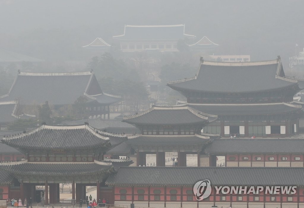 미세먼지 가득한 경복궁