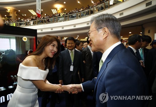 문 대통령, '한류스타' 하지원과 악수