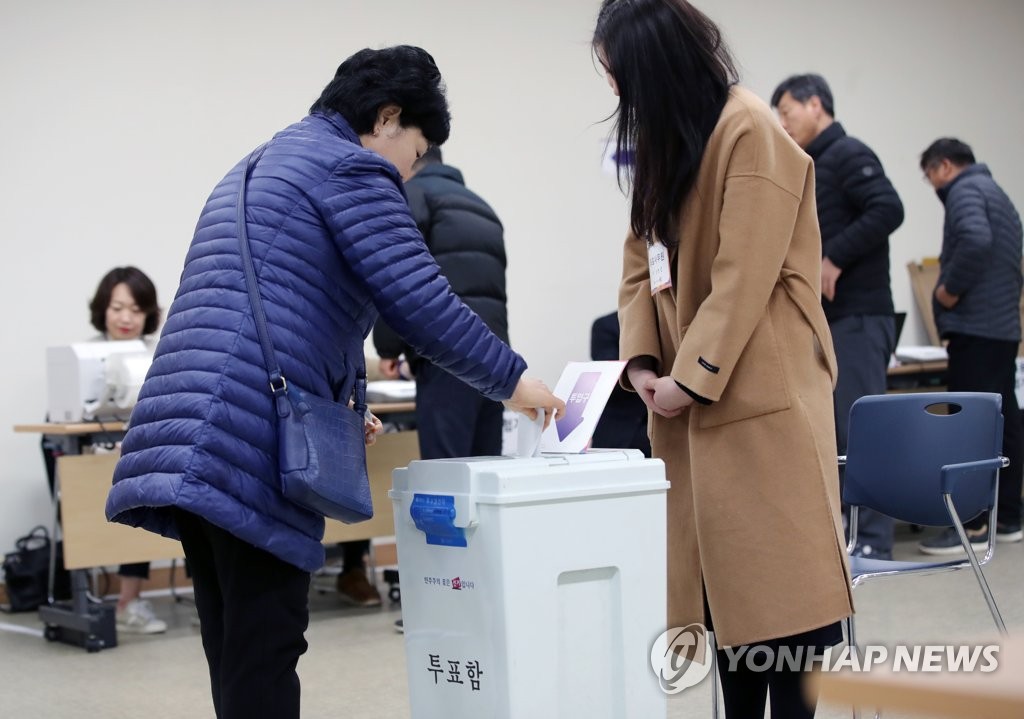 "두근거리는 마음으로" 투표하는 조합원