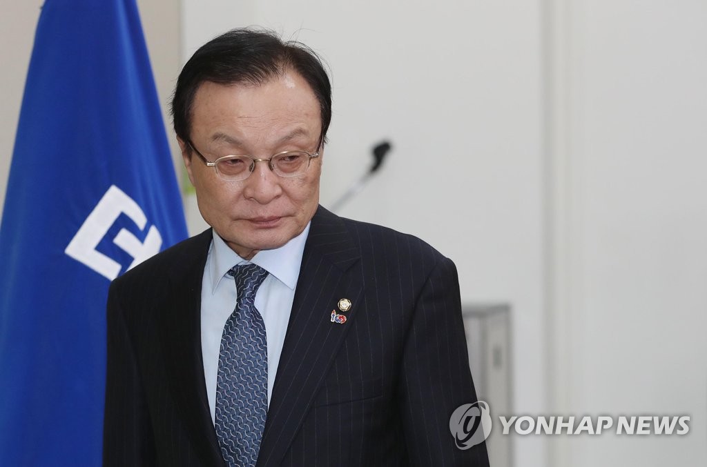 굳은 표정의 이해찬 대표