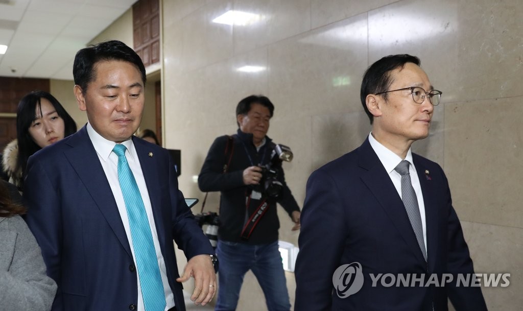 운영위 연기된 후 위원장실로 들어가는 홍영표와 김관영