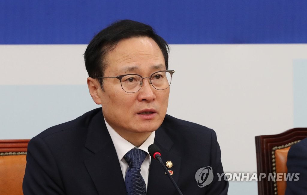 발언하는 홍영표 원내대표