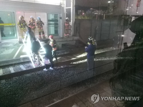 지하철 7호선 도봉산역 터널서 탈선…승객 대피중