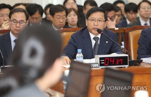 답변하는 조해주 중앙선관위 상임위원
