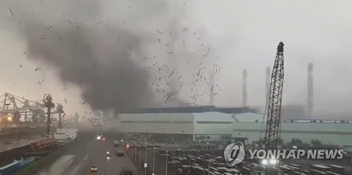 강풍에 날아가는 현대제철 당진공장 지붕