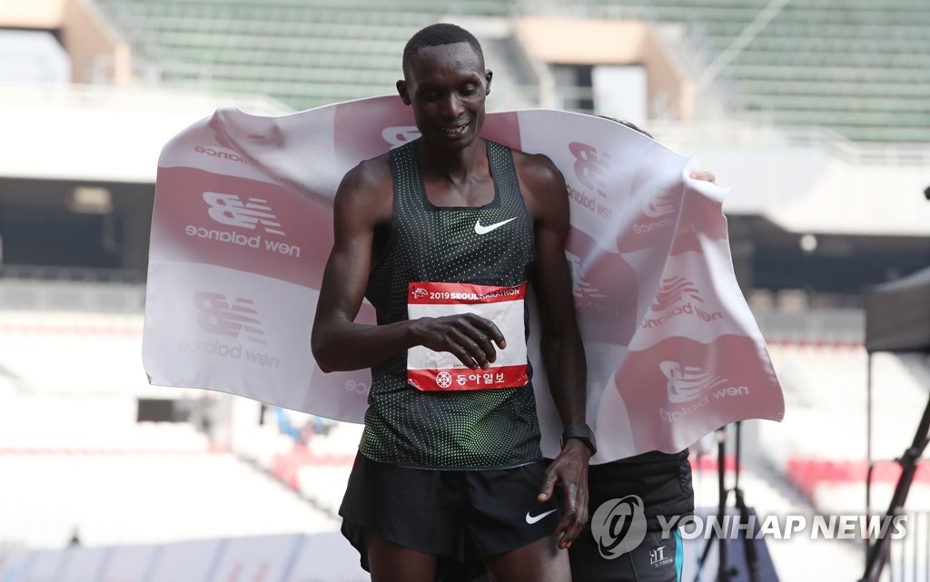 1위로 결승선 통과한 토마스 로노