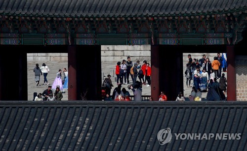 북적이는 휴일 고궁