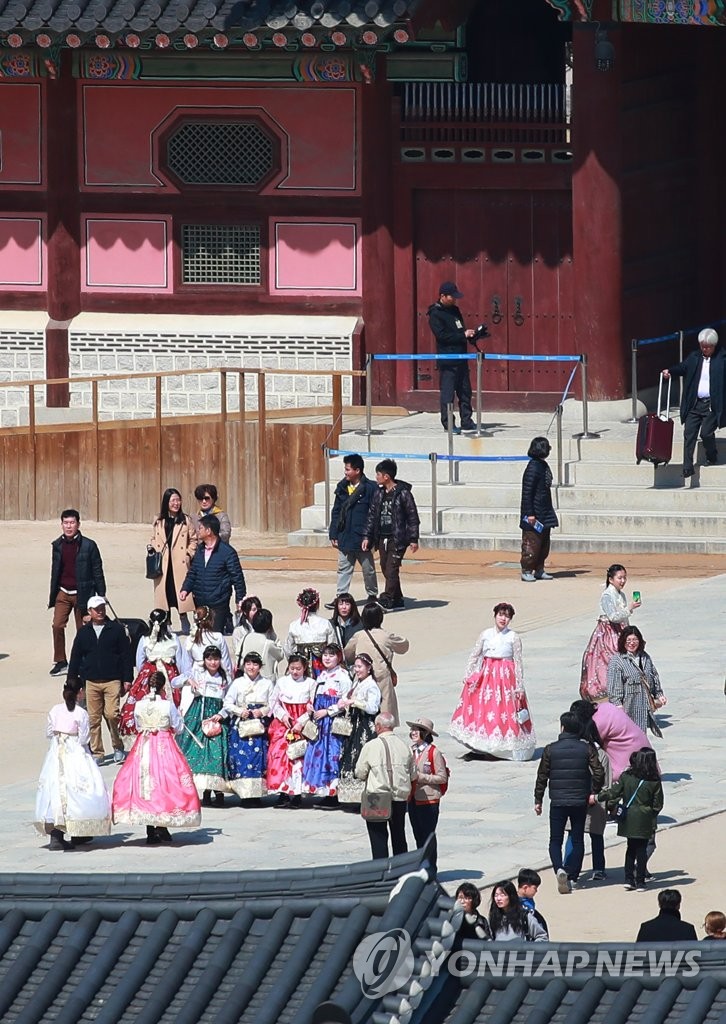 북적이는 휴일 고궁