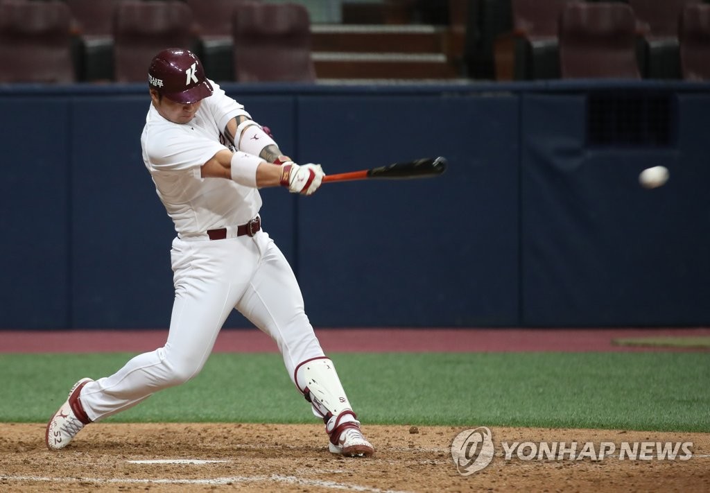 Park Byung-ho of the Kiwoom Heroes lines a single against the Doosan Bears in the bottom of the ninth inning of a Korea Baseball Organization preseason game at Gocheok Sky Dome in Seoul on March 17, 2019. (Yonhap)