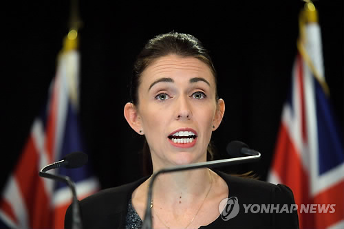 기자회견 하는 뉴질랜드 총리 "내각, 총기법 강화에 원칙적 합의"