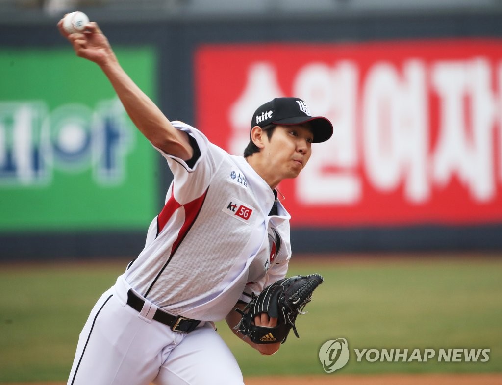 Rhee Dae-eun of the KT Wiz throws a pitch against the LG Twins in the top of the first inning of a Korea Baseball Organization preseason game at KT Wiz Park in Suwon, 45 kilometers south of Seoul, on March 20, 2019. (Yonhap)