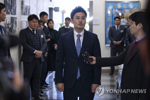 취재진 앞에 선 YG 양민석 대표