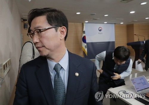 먹구름 드리운 남북관계.. 무거운 발걸음