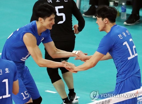 현대캐피탈의 문성민(왼쪽)과 전광인(오른쪽)
