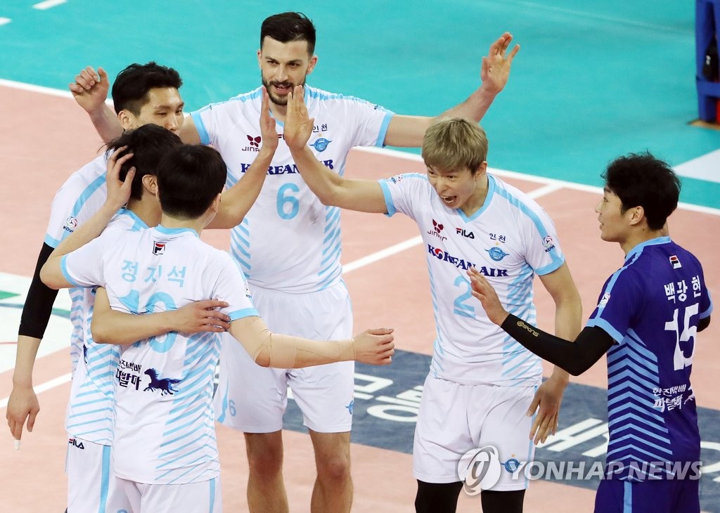 현대캐피탈과 챔프 1차전 득점 후 기뻐하는 대한항공 선수들