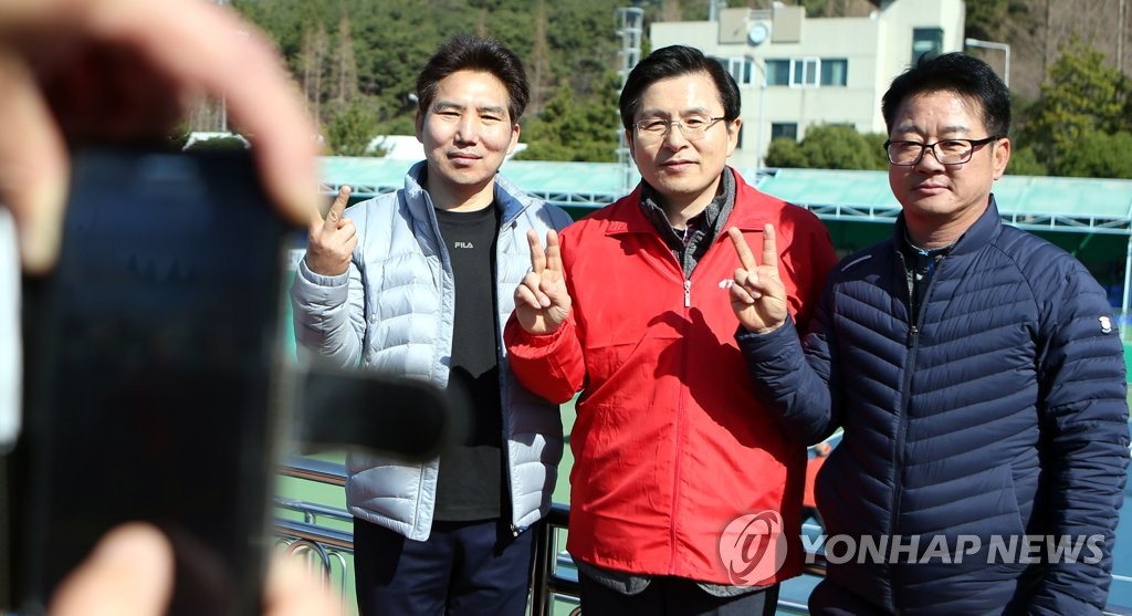 유권자들과 사진 찍는 황교안