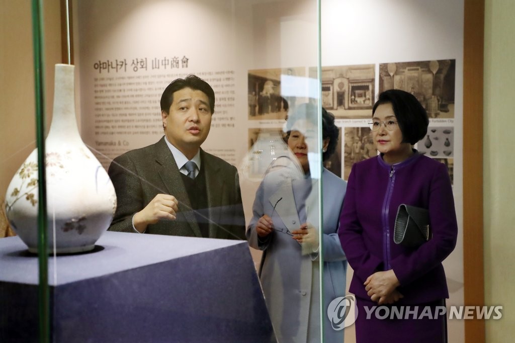 '대한콜랙숀' 전시회 관람하는 김정숙 여사