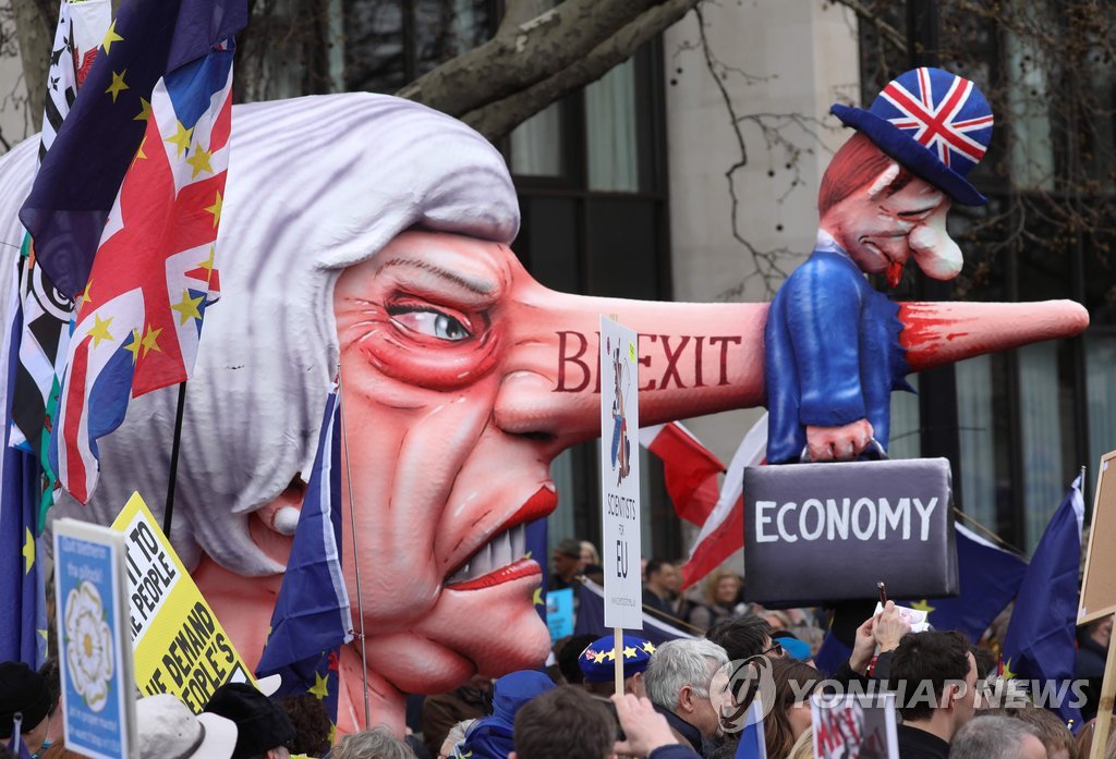 '제2 국민투표 하자!' 브렉시트 반대행진에 등장한 메이 총리 인형