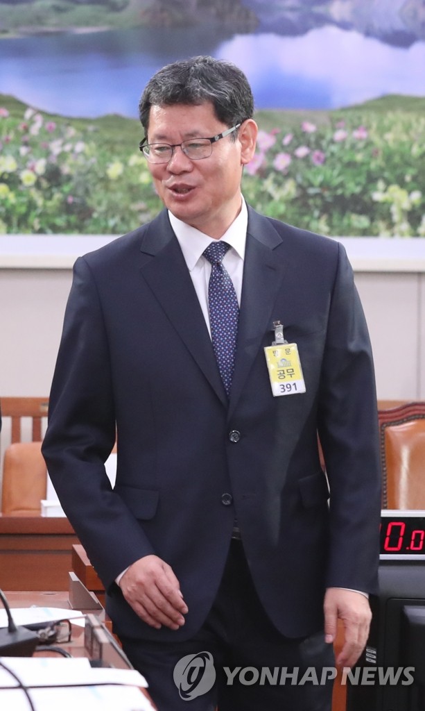 인사청문회 입장하는 김연철 후보자