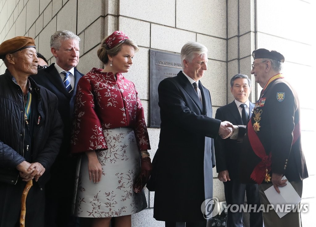 참전용사와 악수