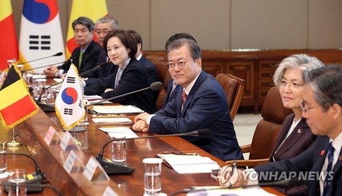 벨기에 국왕 발언 듣는 문 대통령