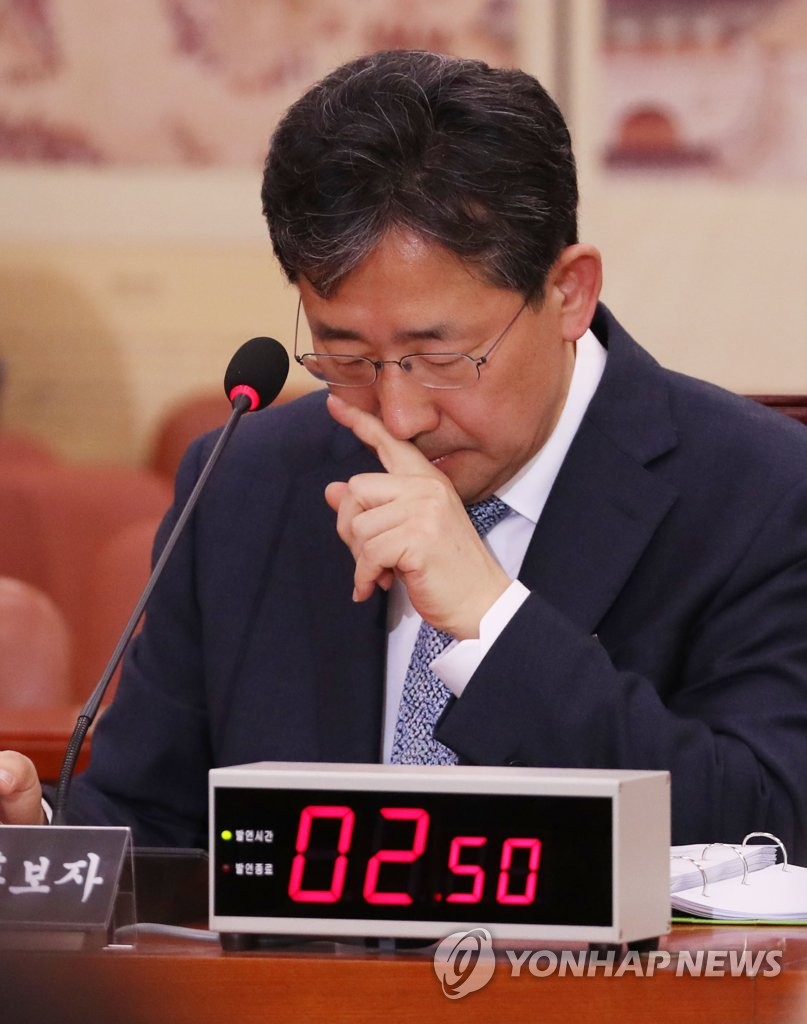 질문 듣는 박양우 후보자