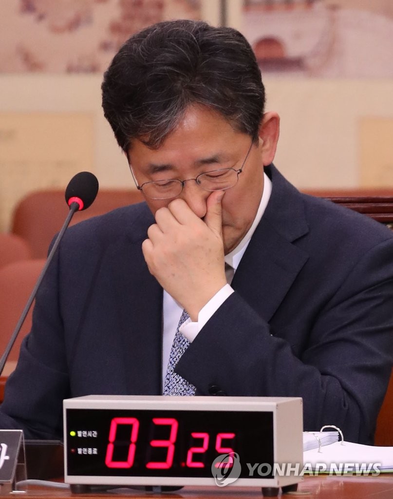 질문 듣는 박양우 후보자