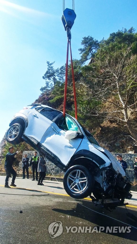 5 teens die in car accident off S. Korea's east coast 5 teens die in car accident off S. Korea's east coast