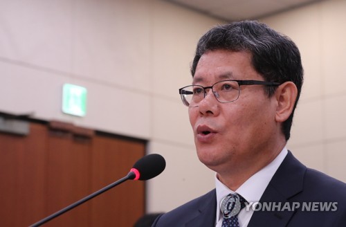 질의에 답변하는 김연철 통일부 장관 후보자