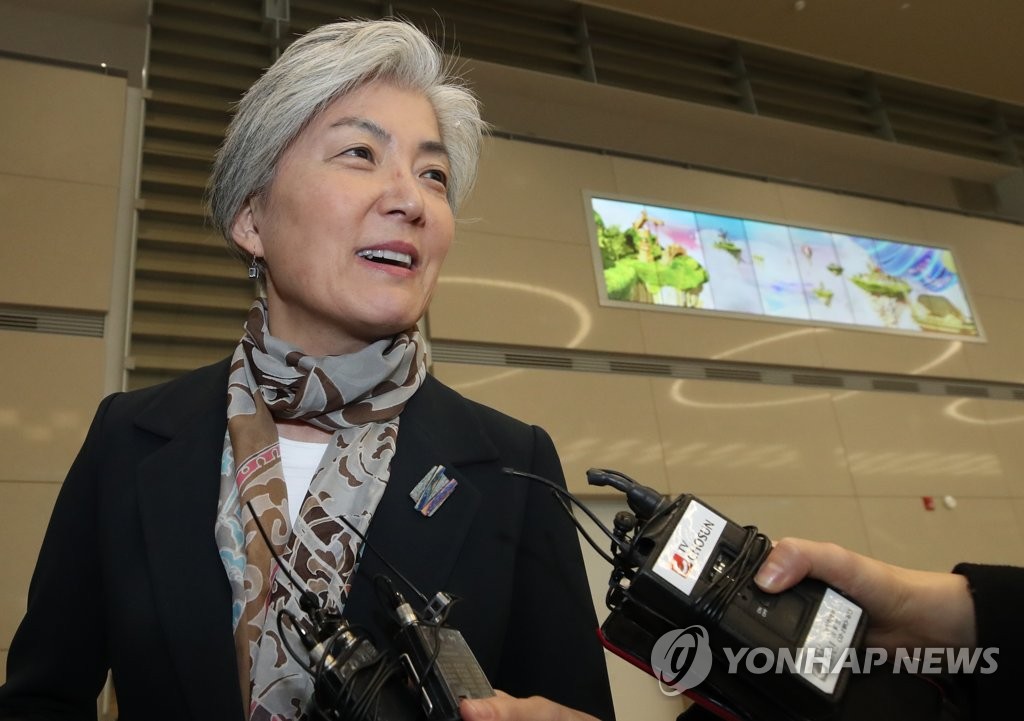 밝은 표정의 강경화 외교부 장관
