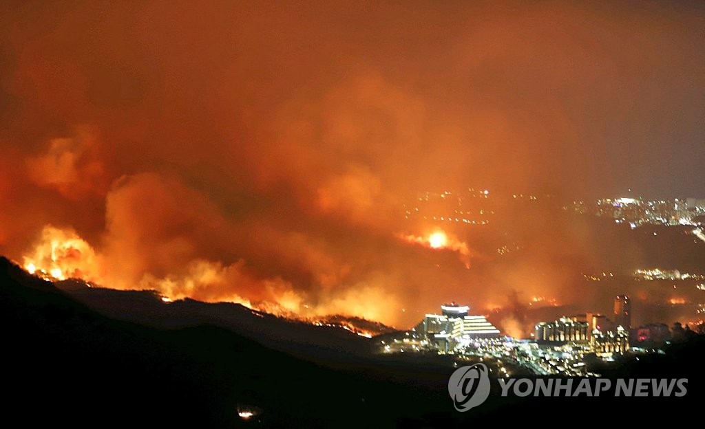 하늘 뒤덮은 고성산불