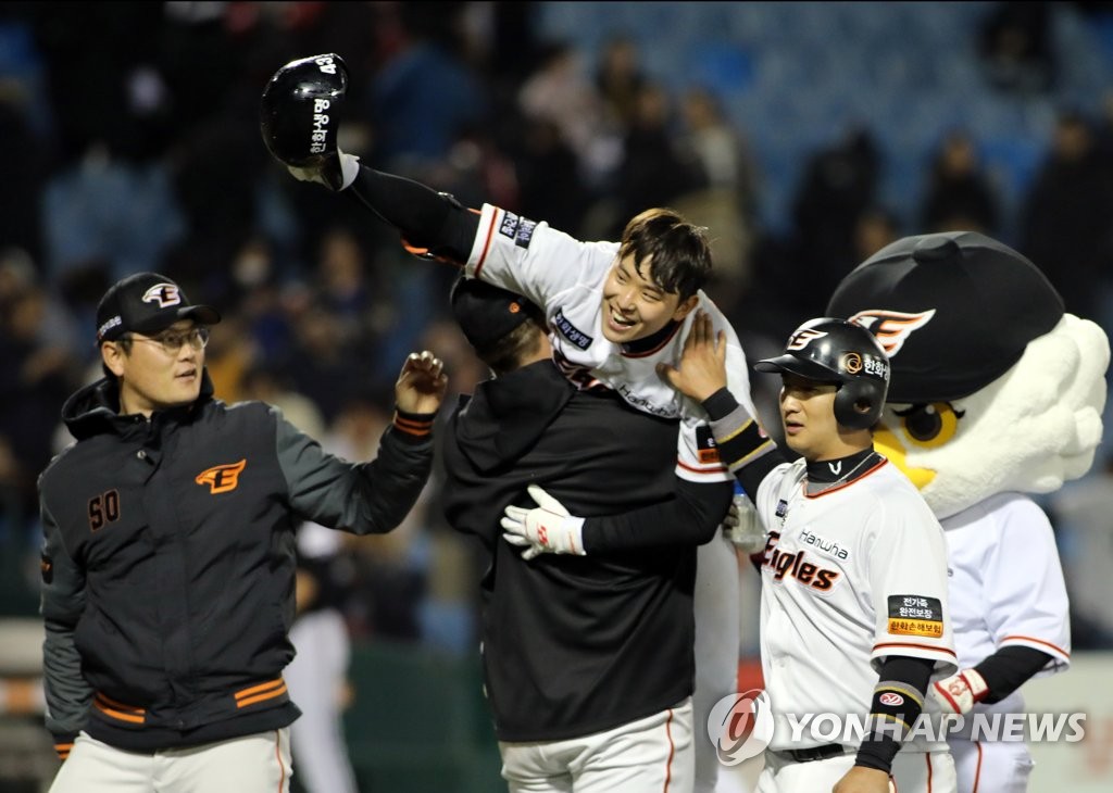 In this photo provided by the Hanwha Eagles on April 4, 2019, Jung Eun-won (2nd from R) is congratulated by teammates after delivering a game-winning hit in the bottom of the ninth inning against the LG Twins in a Korea Baseball Organization regular season game at Hanwha Life Eagles Park in Daejeon, 160 kilometers south of Seoul. (Yonhap)